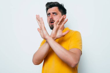 Adam korkudan korkuyor.