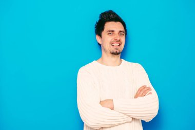 Kollarını kavuşturmuş bir adamın portresi.