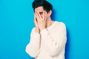 Parmaklarından İzle.