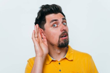 Kulak misafiri olur, dinlemeye çalışır..