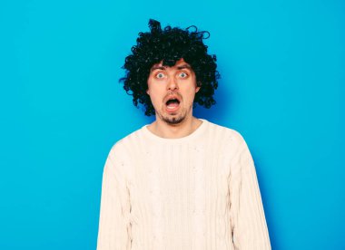 Stüdyoda poz veren adam