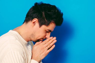 Stüdyoda poz veren adam