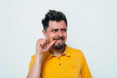 Adam tırnaklarını yiyor.