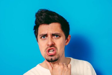 Stüdyoda poz veren adam