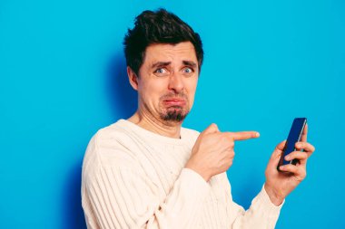 Akıllı telefonu olan bir adam.