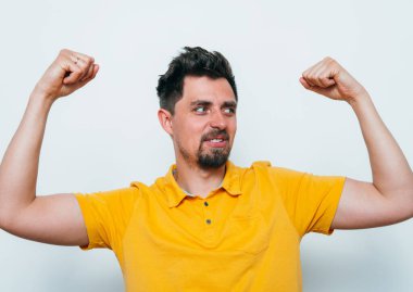 Neşeli, çok mutlu bir adam.