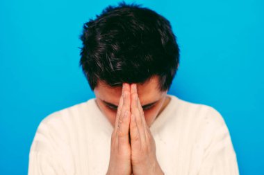 Stüdyoda poz veren adam