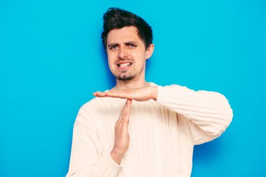 Bir adam ellerini gösterir Mola durdurur.