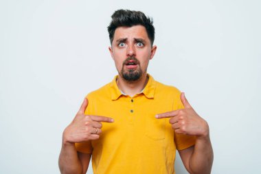 Erkek el parmağı göğsünü işaret ediyor. Jest yap. Ben kimim?.