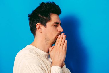 Stüdyoda poz veren adam