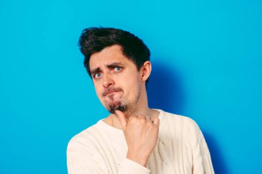 Stüdyoda poz veren adam