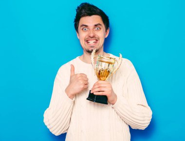 Altın kadehli bir adam