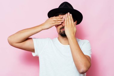 Erkekler gözlerini onun elleriyle kapatır.