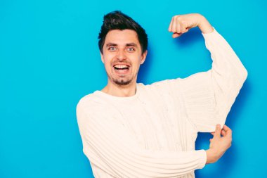 Adam ona kaslarını gösteriyor.