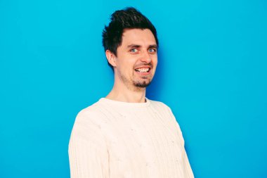 Stüdyoda poz veren adam