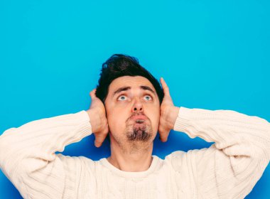 Stüdyoda poz veren adam