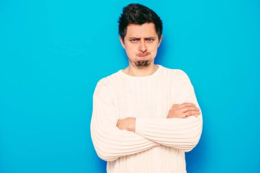 Kollarını kavuşturmuş bir adamın portresi.