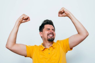 Neşeli, çok mutlu bir adam.