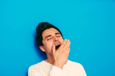 Stüdyoda poz veren adam