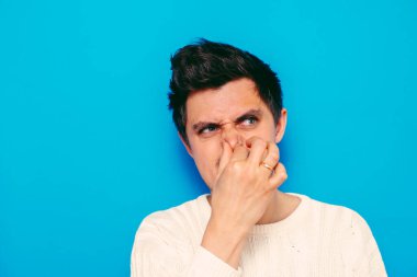 Leş gibi kokuyor. Adamın burnunu kapatır.