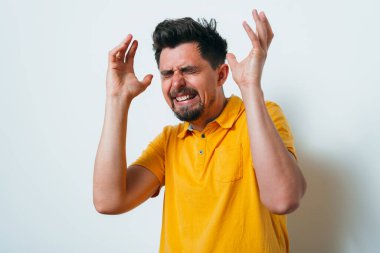 Adam korkudan korkuyor.