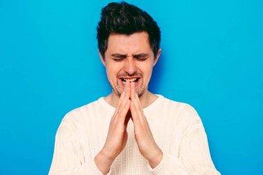 Stüdyoda poz veren adam