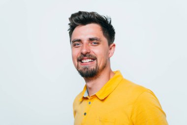 Stüdyoda poz veren adam