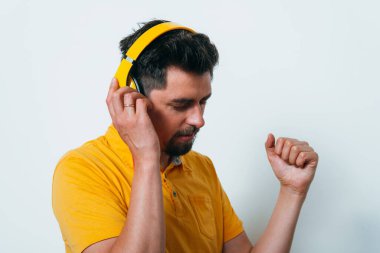 Stüdyoda poz veren adam