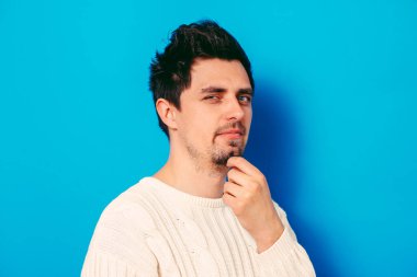 Stüdyoda poz veren adam