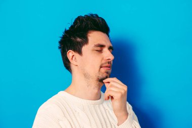 Stüdyoda poz veren adam