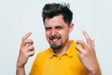 Stüdyoda poz veren adam