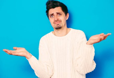 Adam ellerini havaya kaldırıyor.