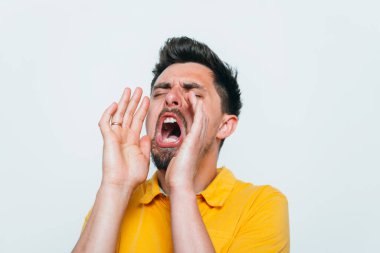 Stüdyoda poz veren adam