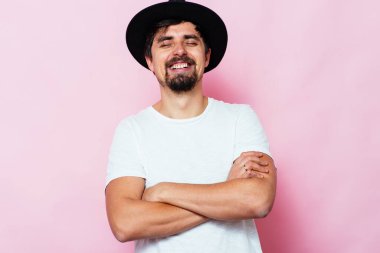 Kollarını kavuşturmuş bir adamın portresi.