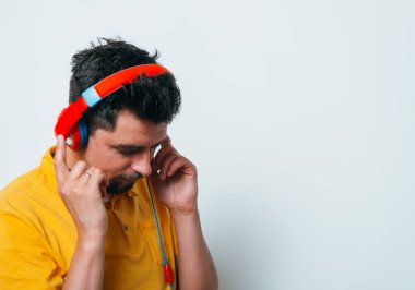 Stüdyoda poz veren adam