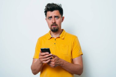 Akıllı telefonu olan bir adam.