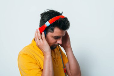 Stüdyoda poz veren adam