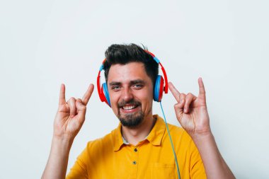 Stüdyoda poz veren adam