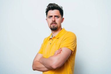 Kollarını kavuşturmuş bir adamın portresi.