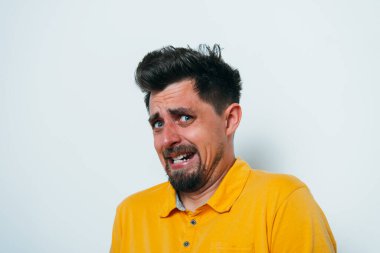 Adam korkudan korkuyor.