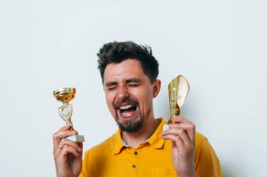 Altın kadehli bir adam