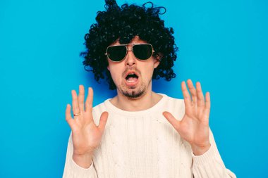 Gözlüklü ve peruklu komik inek..