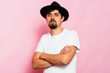 Kollarını kavuşturmuş bir adamın portresi.