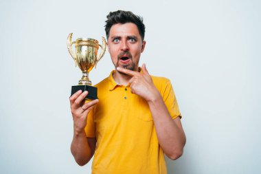 Altın kadehli bir adam