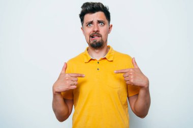 Erkek el parmağı göğsünü işaret ediyor. Jest yap. Ben kimim?.