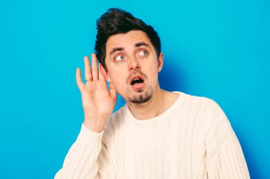 Kulak misafiri olur, dinlemeye çalışır..