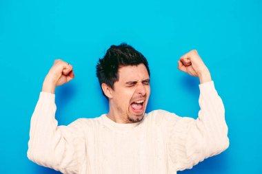 Neşeli, çok mutlu bir adam.