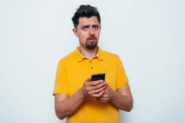 Akıllı telefonu olan bir adam.