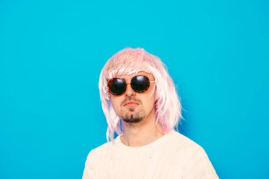 Gözlüklü ve peruklu komik inek..