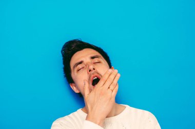 Stüdyoda poz veren adam